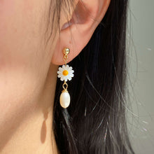 Load image into Gallery viewer, Daisy dangles